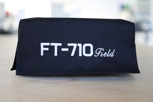 Osłona przeciwpyłowa do radia szynki FT-710 FIELD haftowana przednia i tylna klapa do kabli - Zdjęcie 2 z 10