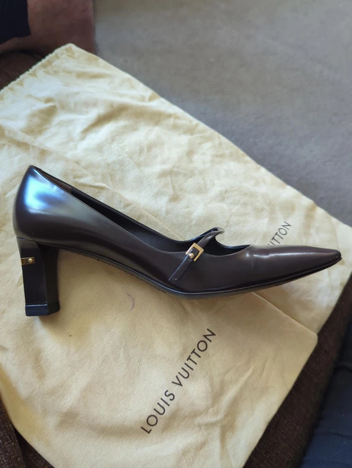 Zapatos de salón Louis Vuitton de cuero con correa detalles dorados 3 pulgadas tacones caja antipolvo BN Foto 3 de 4