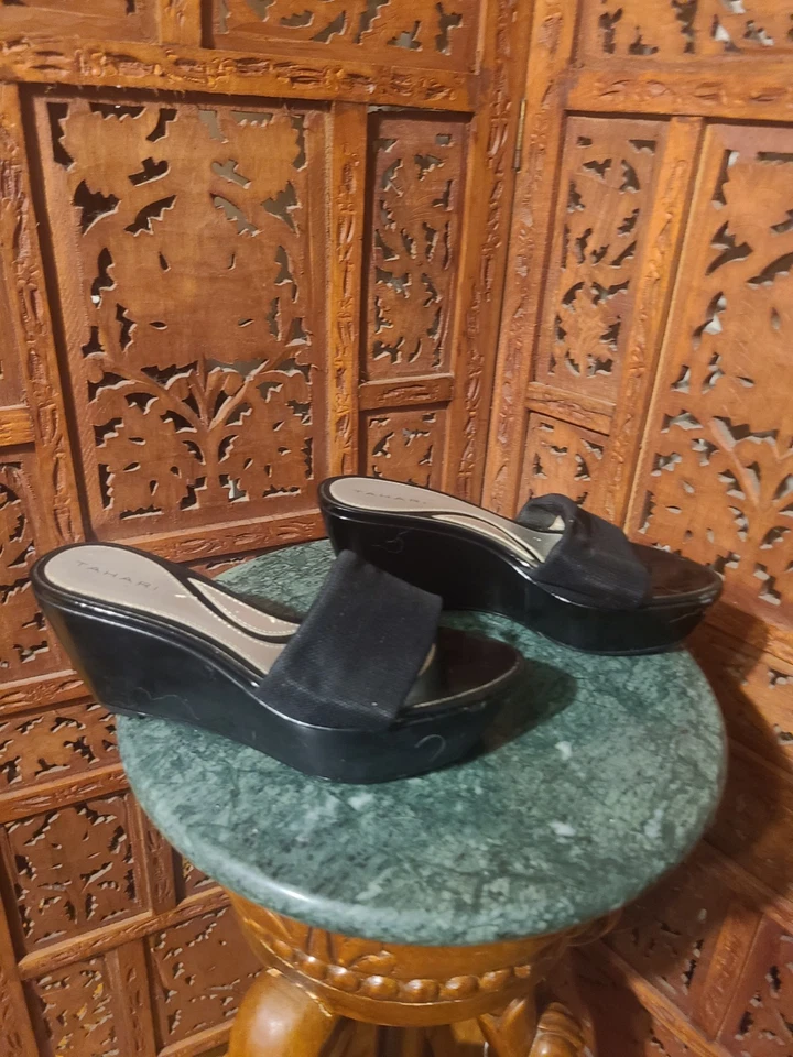 Sandalia sin cordones de cuña negra para mujer Tahari talla 8 usada Foto 2 de 3