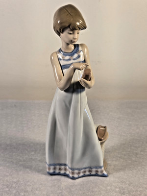 Lladro #5607 Brillo ''Girl with Telephone'' Figurine ''Calling a Friend'' 8 in. Tall