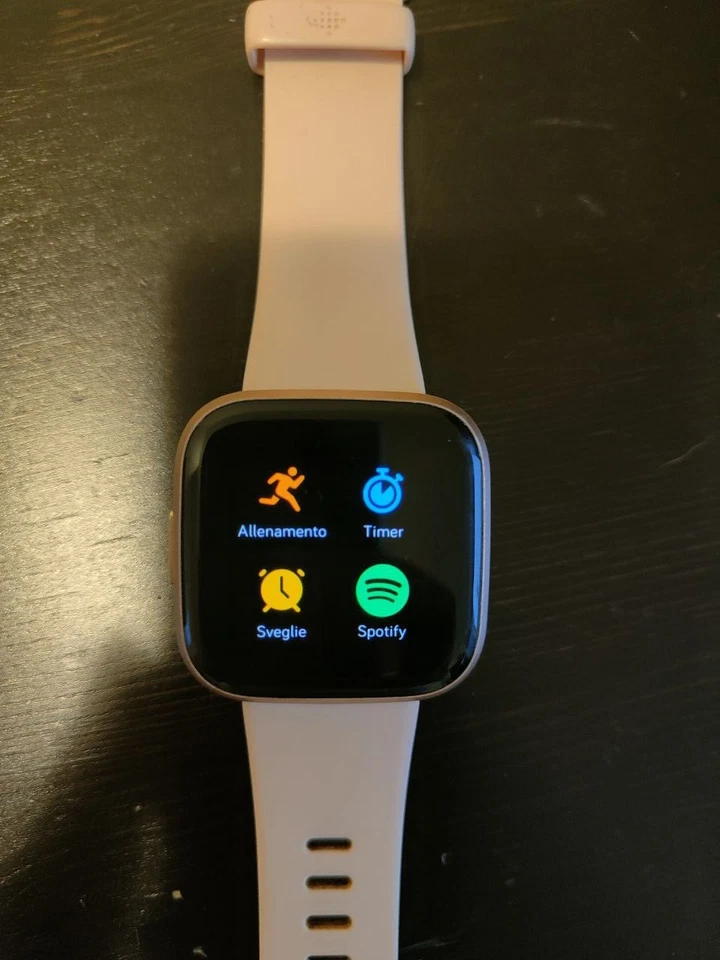 Smartwatch Fitbit Versa 2 Oro Rosa con cavo di ricarica - Immagine 4 di 4