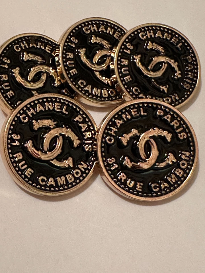 5 CHANEL BUTTONS (METAL ) BLACK & GOLD  GOLD CC BUTTONS 20mm TRÉS CHIC! - Image 2 of 4