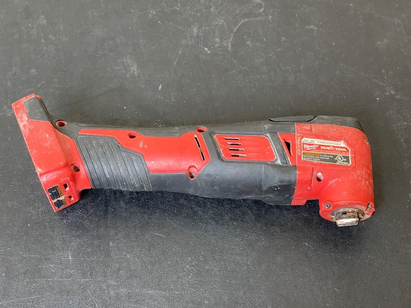 Milwaukee 2626-20 18V Multi-Tool - TOOL ONLY