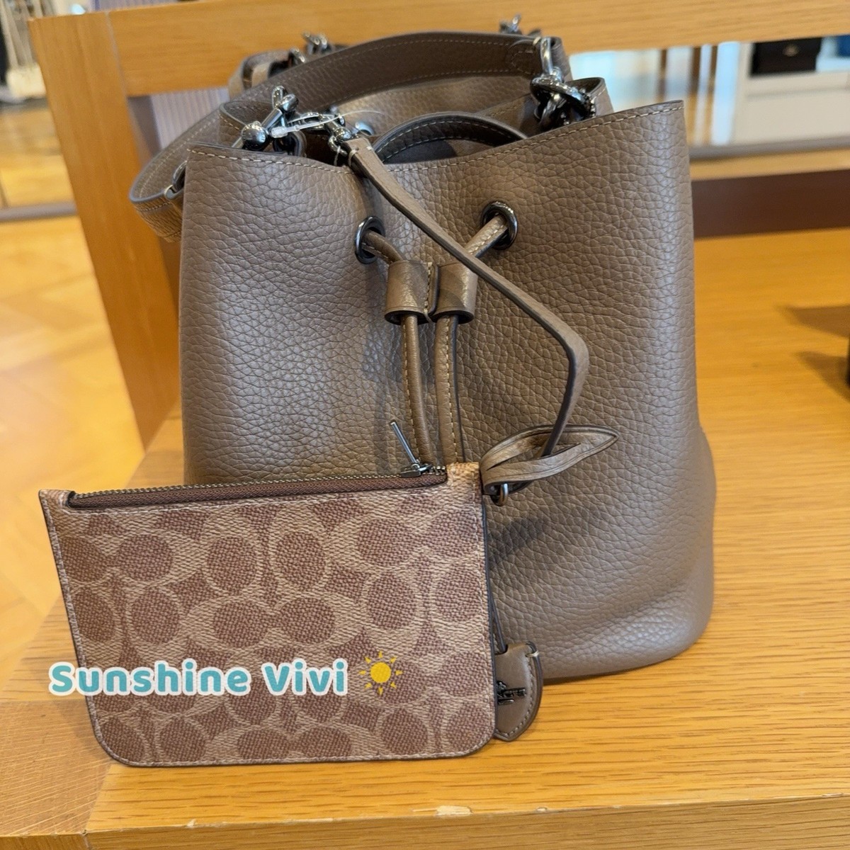 ランデブー RB bucet bag stone Why the COACH Rowan Bucket Bag in Dark Stone Is Your Next Everyday Sta