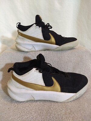 Nike BIG KIDS Team Hustle D 10 'Black White Gold' (CW6735-002), Size: 7Y MT27+13