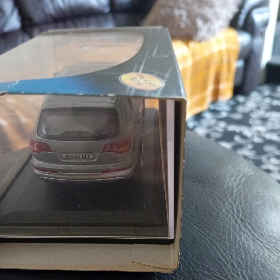 Audi Q7 en moldura plateada escala 1-43 en caja Foto 3 de 4
