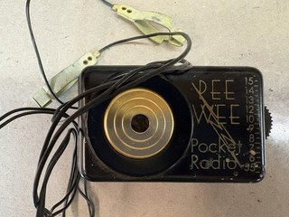 Pee Wee pocket radio. 1940 50’s vintage crystal radio