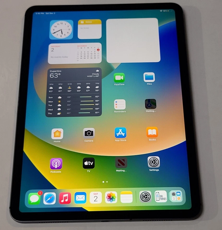 Apple iPad Pro 1st Gen. 256GB, Wi-Fi + 4G (Unlocked) 11"- Space Gray - Image 3 of 3