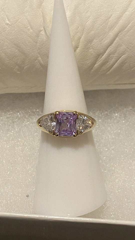 Anillo de amatista corte esmeralda con diamantes de acento de circonita cúbica Foto 4 de 4