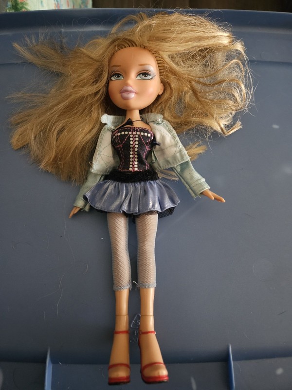 2005 Cloe Birthday Bash Bratz Doll Random Outfit Shoes