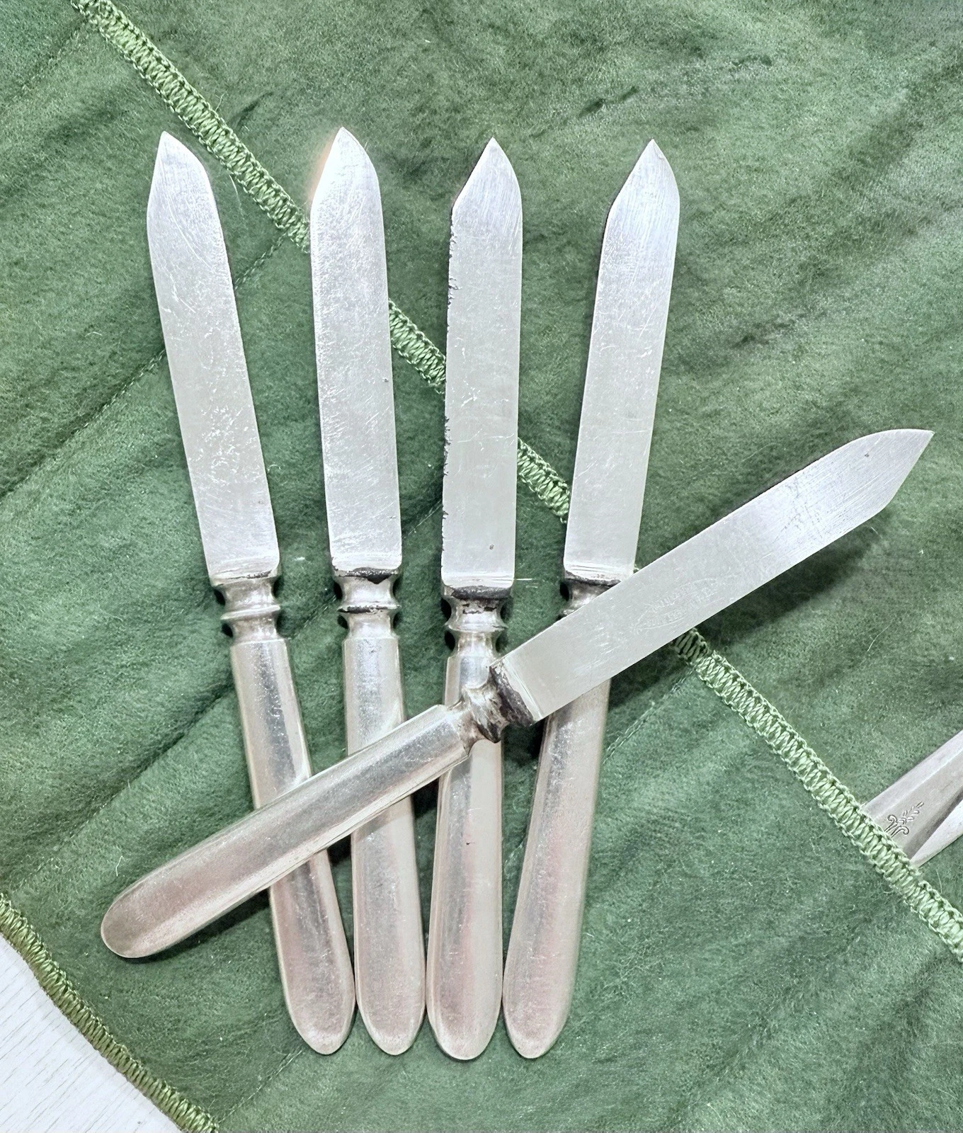 Rogers Bros 5 Antique Silverplated Serrated Butter Knives, 6” Long