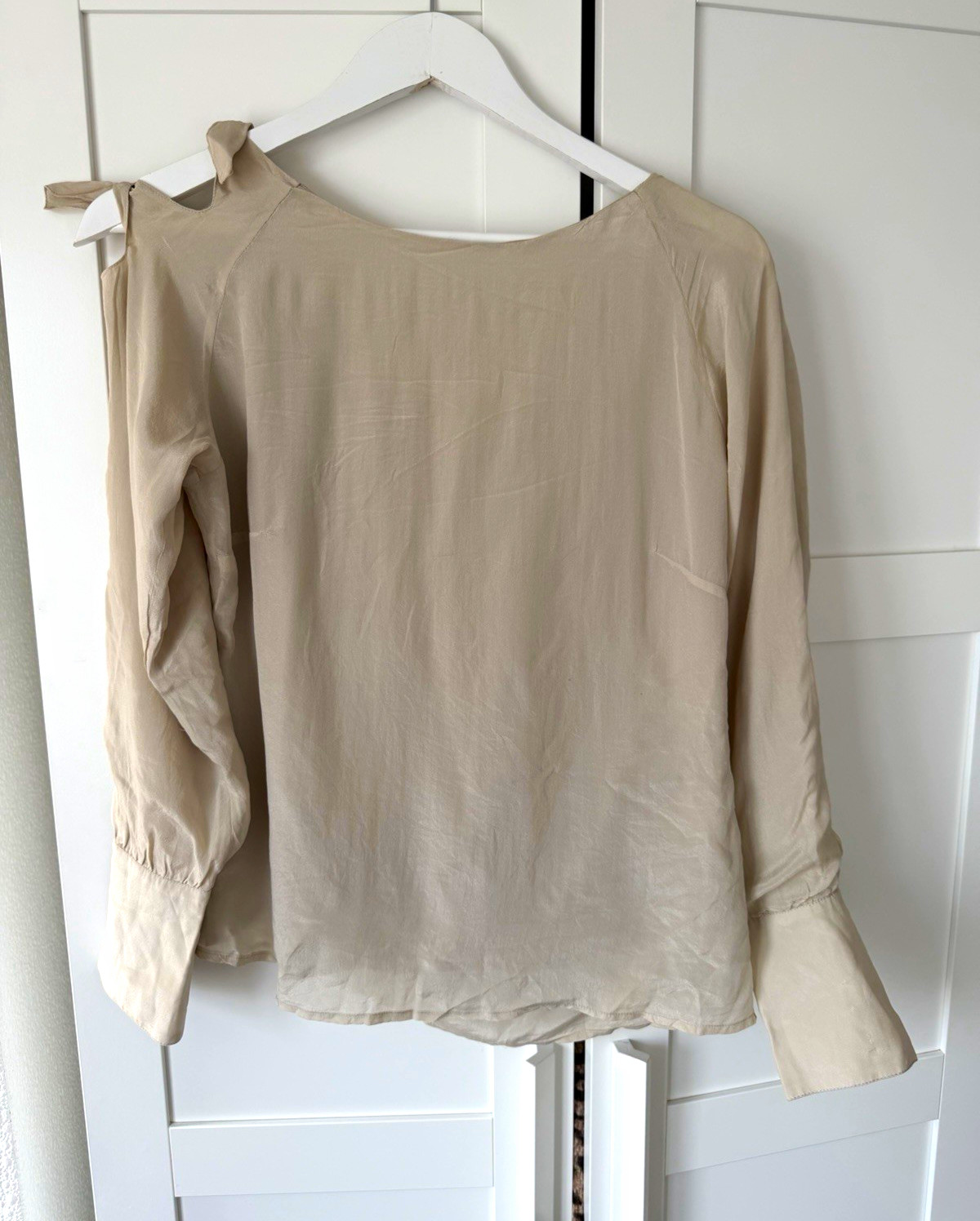 By Groth Beige Silk Satin Boat Neck Bow Detail Long Sleeve Blouse UA671
