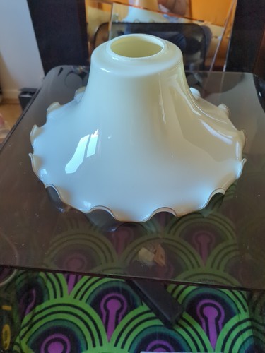 Vintage Lampenschirm aus Opalglas in Tulpenform mit geriffeltem Rand - Fassung 7 cm - Bild 1 von 7