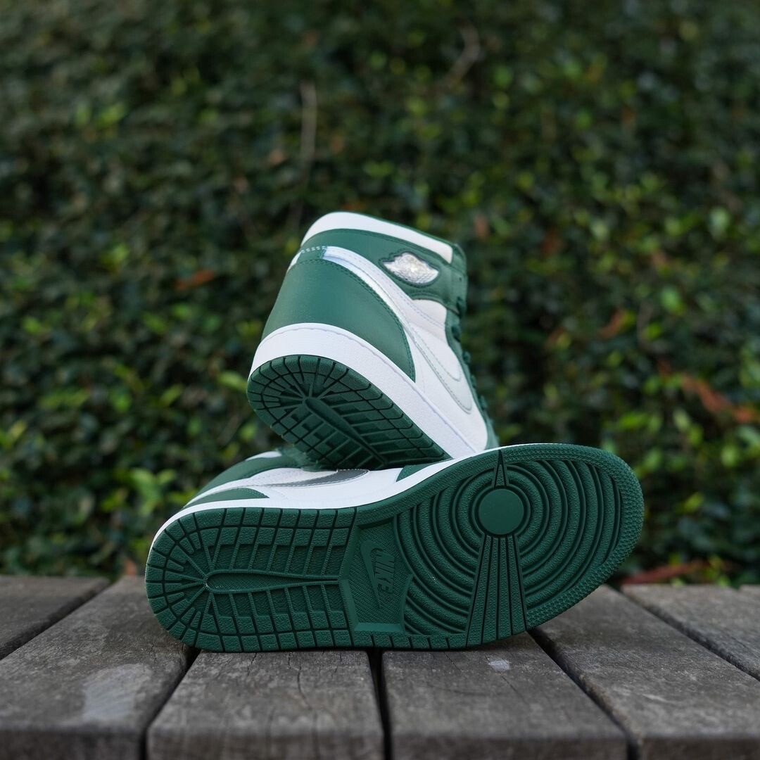 シューズ(男性用) Nike Air Jordan 1 Gorge Green 26cm Amazon.com | Jordan Men's 1 Retro High OG shoes, Gorge Green