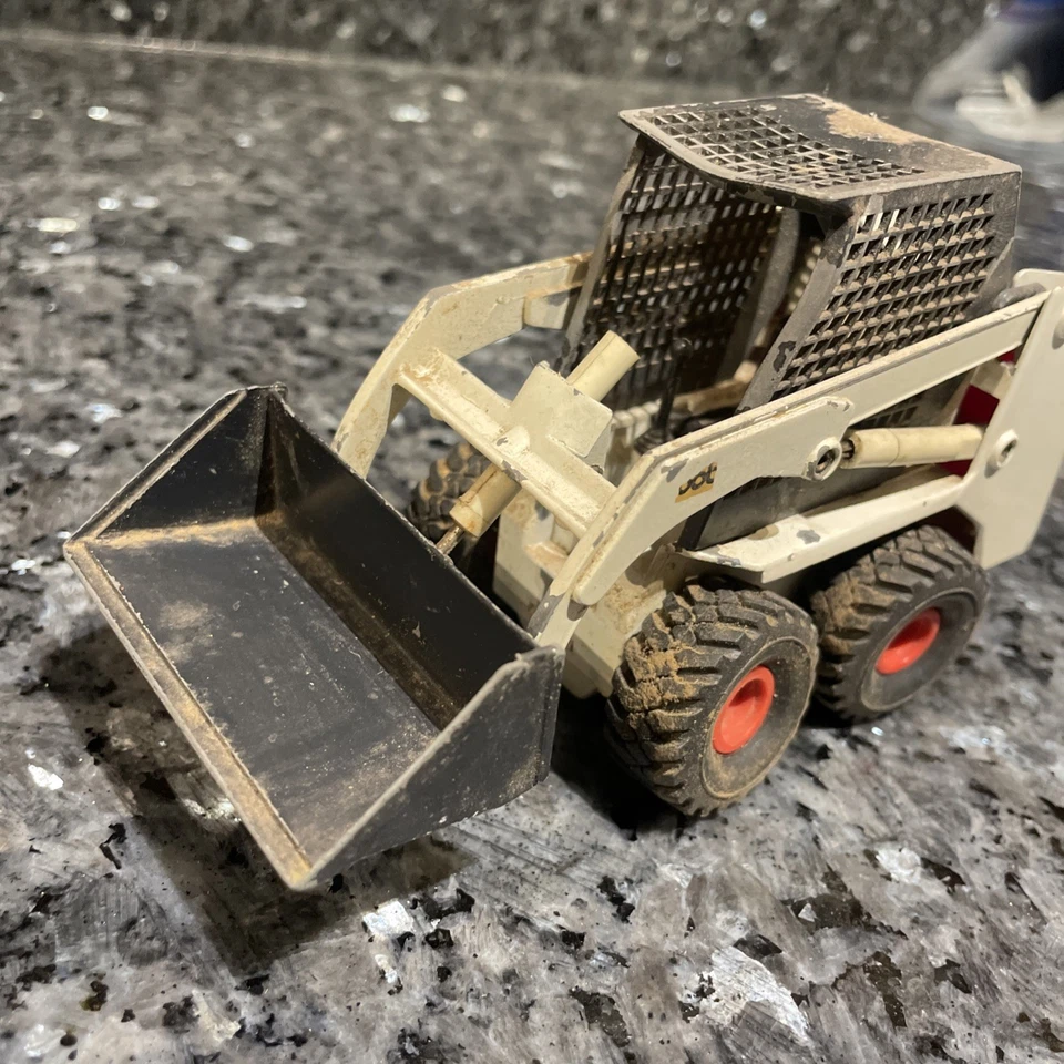 Vintage GAMA Clark Bobcat Skid steer Loader 9420 1/19. West Germany Damaged - Image 2 of 4