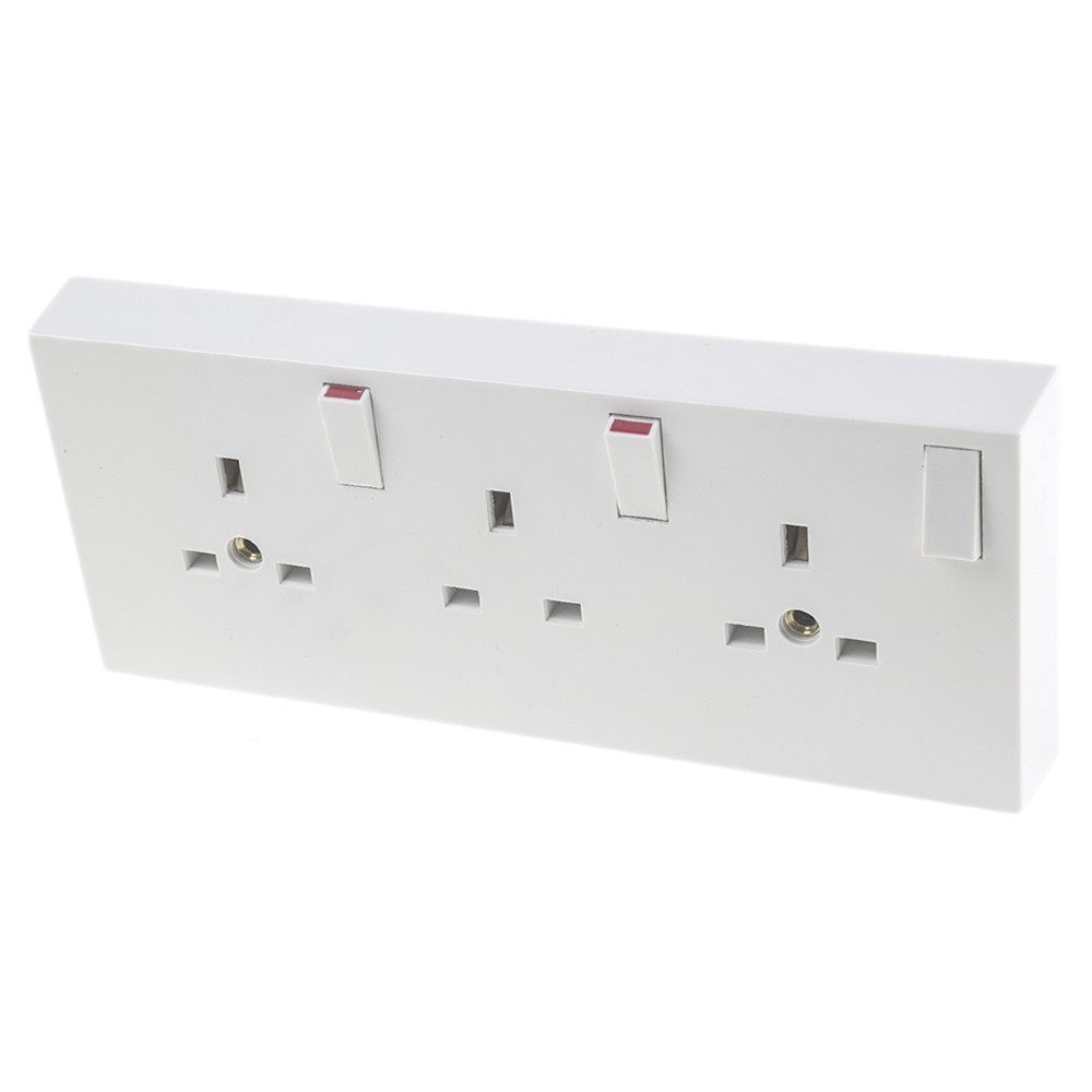 Newlec NL8300/23SCA Socket Converter 2 Gang to 3 Gang 13 A with Long Screws
