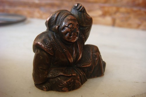 FIGURA PEQUEÑA NETSUKE O ESTATUA ORIGINAL JAPONESA TALLADA PLOMO LATÓN PEQUEÑO NETSUKE - Imagen 11 de 12