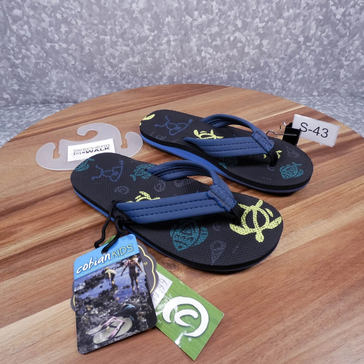 Kid skechers hotsell flip flops