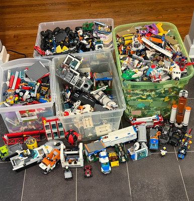 Bulk LEGO LOT 10lbs - Sets, Minifigures, bricks, tires, Marvel, Nasa, etc *READ*
