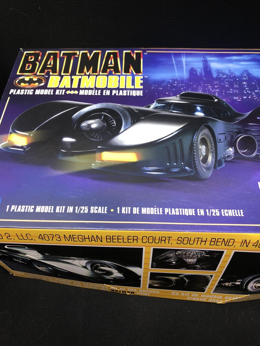 AMT Batman 1989 Batmobile w/ Resin Batman Figure 1:25 Scale