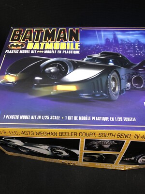 AMT Batman 1989 Batmobile w/ Resin Batman Figure 1:25 Scale