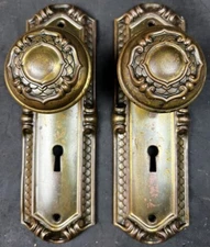 Russell and Erwin (Russwin) Saxonia Pattern Doorknobs and Backplates set M-12100