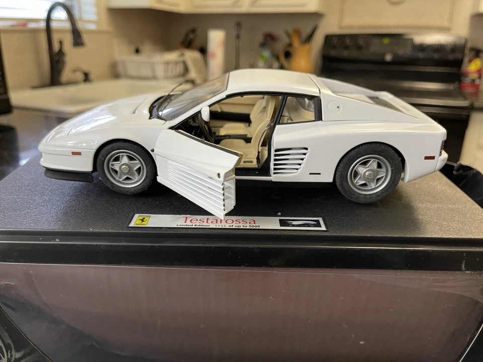 Hot Wheels Ferrari Testarossa plata escala 1:18 Inv. #4839 Foto 3 de 4