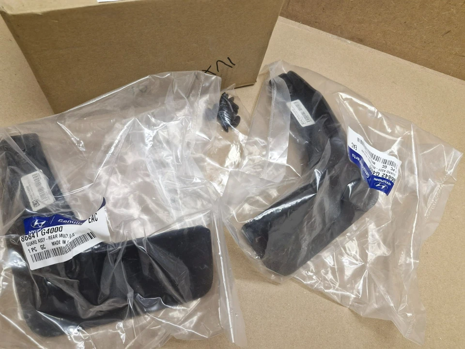 Hyundai i30 5 Door Rear Splash Guard Mud Flap Set G4460ADU20 2017-on Genuine New - Image 4 of 4