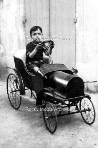EBN-63 Sozialgeschichte, junger Junge in einem Blechspielzeug Pedal Auto. Foto - Bild 1 von 1