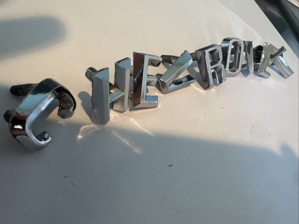 Chevrolet Impala Bel Air 1960 1961 capó letras "Chevrolet" Foto 2 de 4