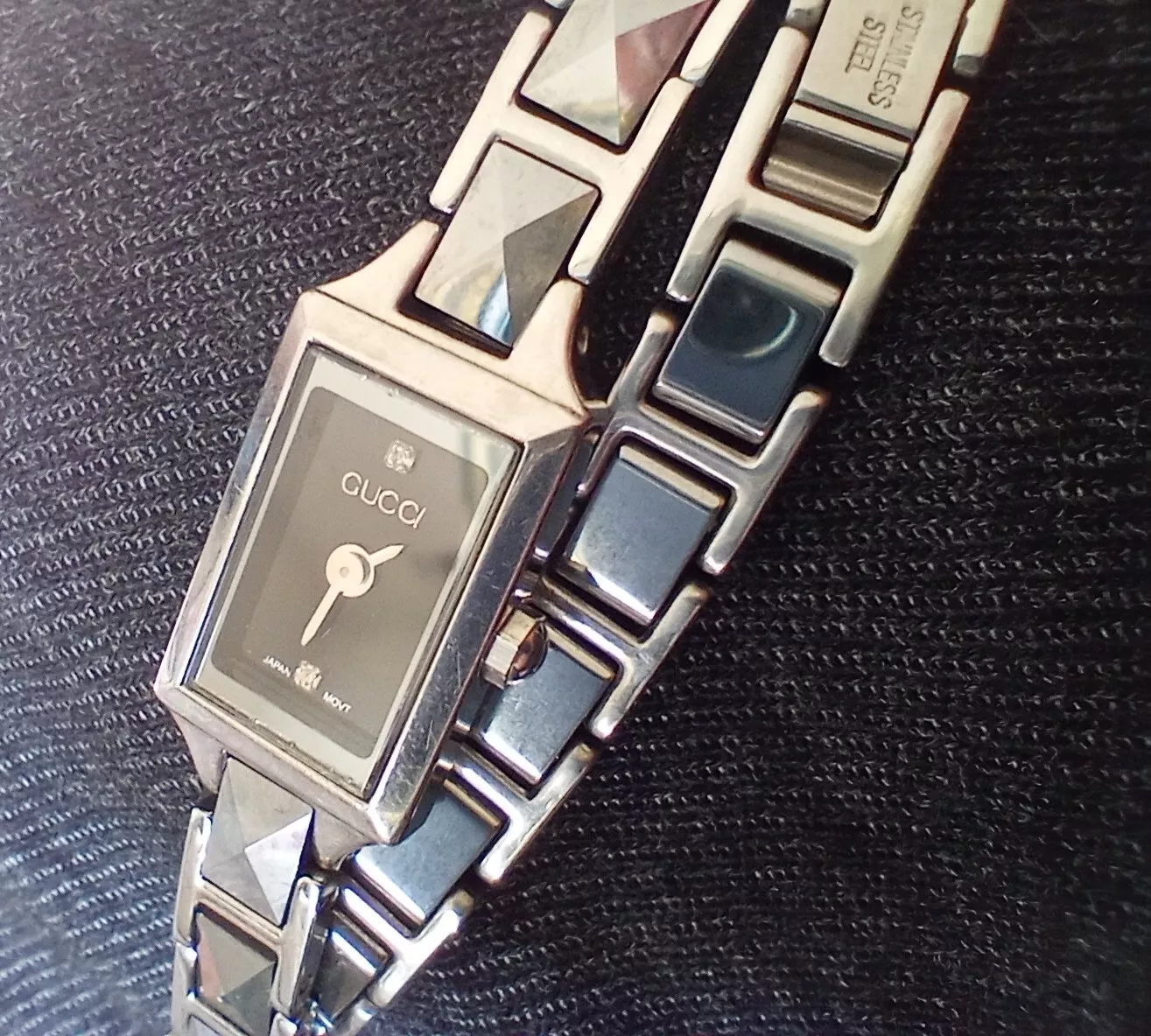 Montre femme Gucci cadre G cadran diamant