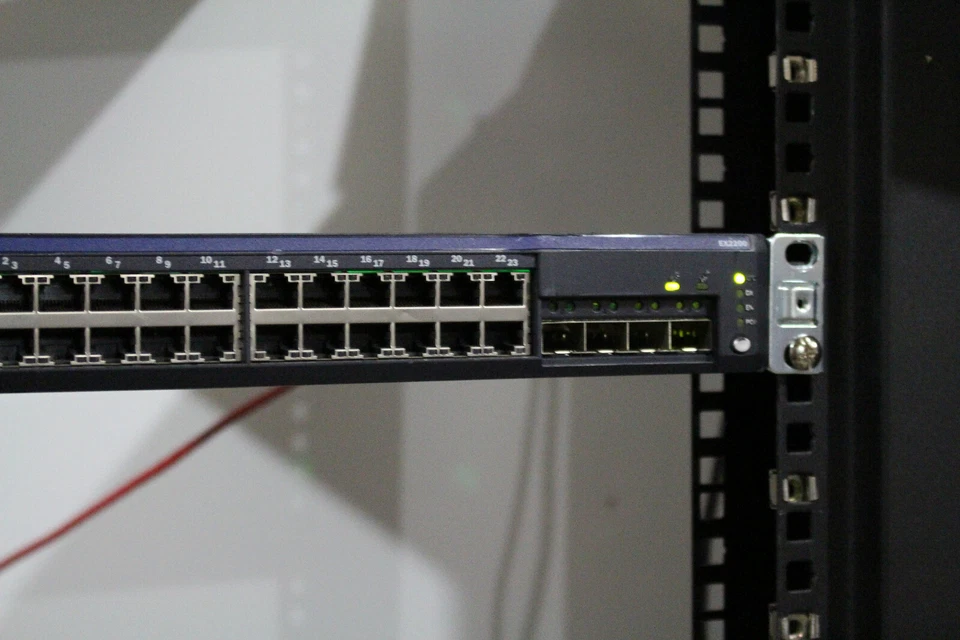 Juniper EX 2200 EX2200-24T Gigabit Network Switch 1Gb JunOS 12.3R12-S21 - Image 2 of 2