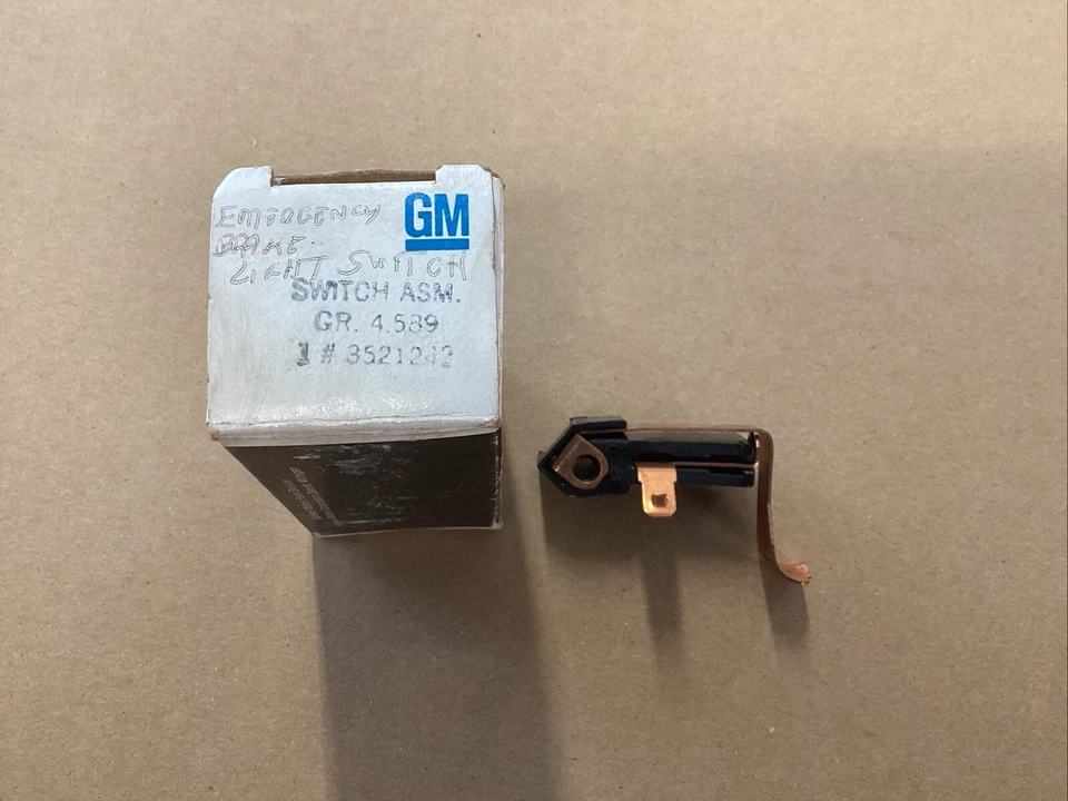 Interruptor de freno de estacionamiento Chevrolet Malibu Monte Carlo 1982-1996 GM # 3521242 NUEVO DE STOCK Foto 2 de 4