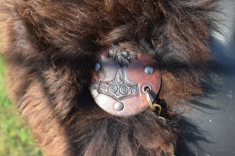 Wikinger Fellumhang in Island braun, Thorhammer Leder Brosche mit Kette. Larp. - Bild 2 von 4