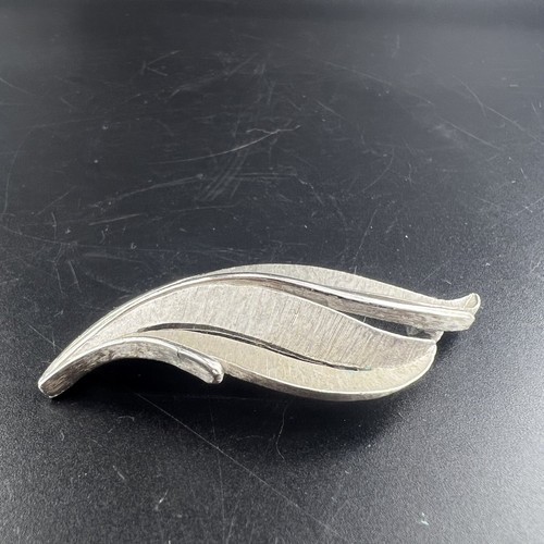Crown Trifari Leaf Pin Brushed Silver Tone Brooch Vintage Leaves READ - Picture 2 of 11