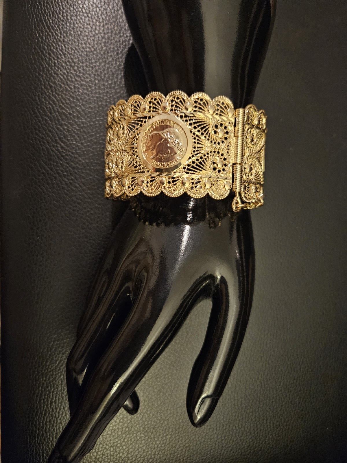 Bracelet gravure Napoléon III or rétro, le cadeau parfait pour une mariée élégante