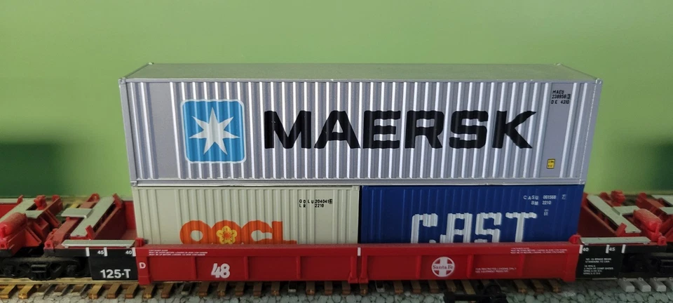 HO Scale Walthers ATSF Santa Fe SFLC 48’ Thrall 5-Pack Well Cars With Containers - Image 4 of 4