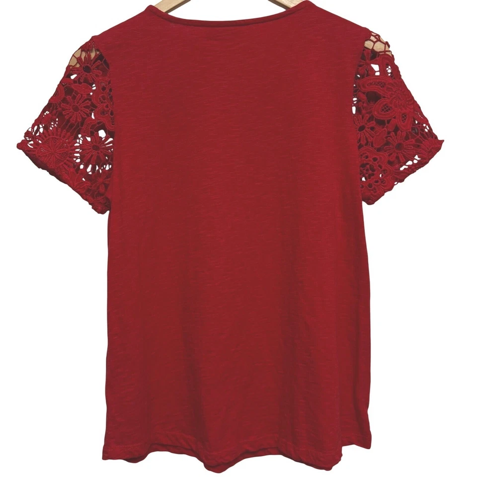 Blusa Charter Club de algodão renda floral manga curta vermelha PM média pequena - Imagem 2 de 4