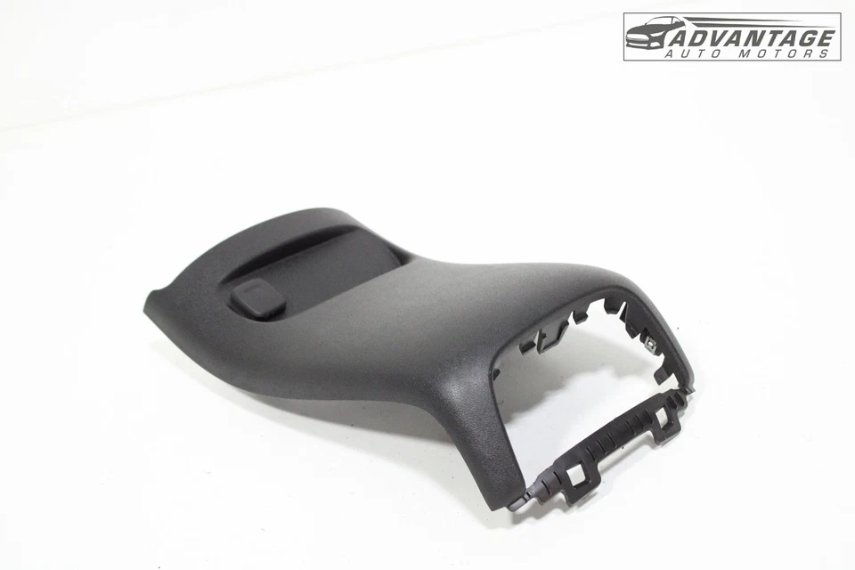 Chevrolet Malibu 2019-2025 consola central panel trasero cubierta de moldura con enchufe OEM Foto 2 de 4