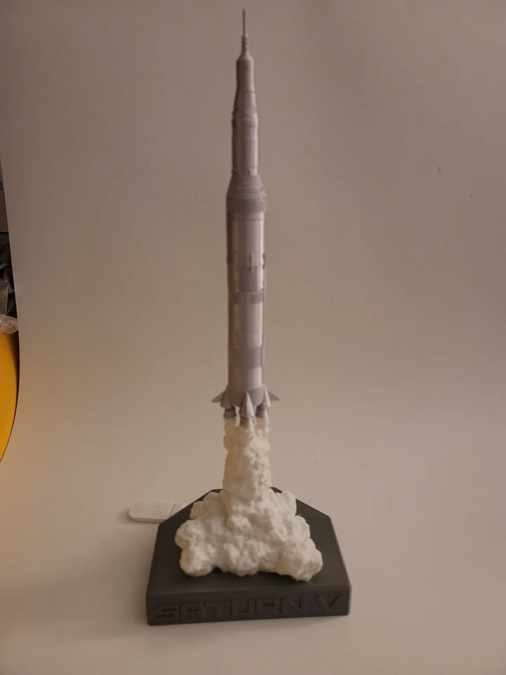 Lámpara Cohete Saturno V Impresa en 3D con 16" Altura Color Plateado PLA Hecha en EE. UU. Foto 2 de 4