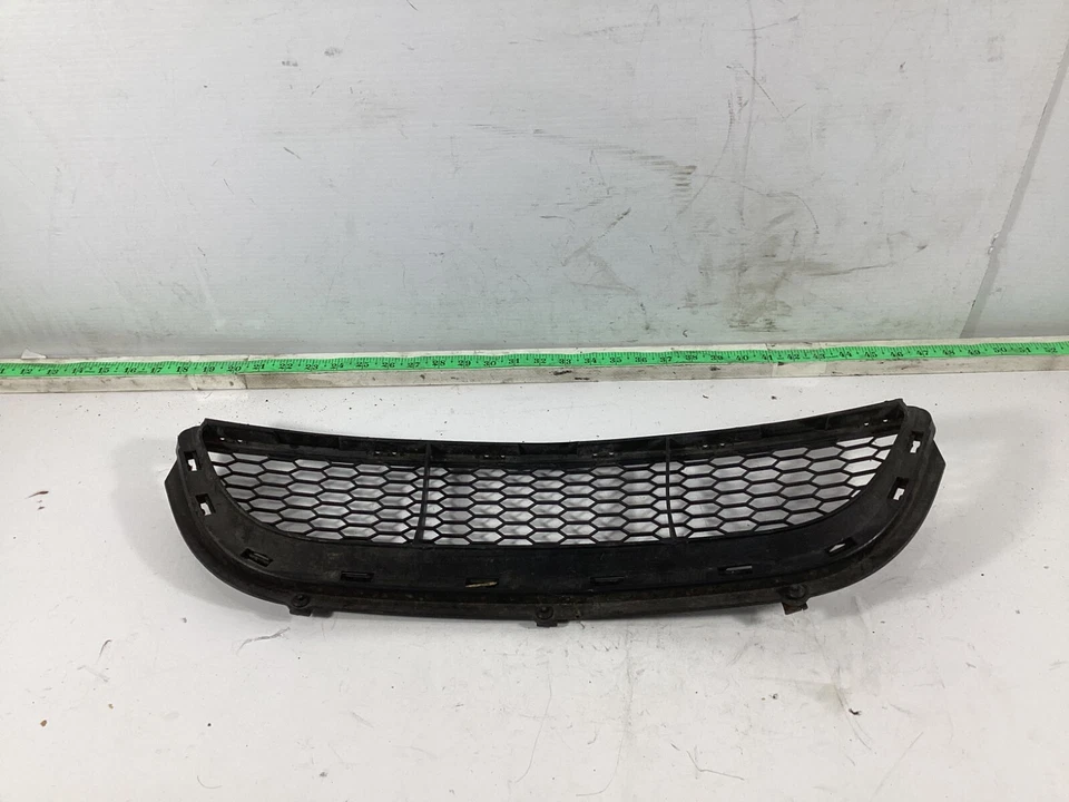 Parachoques delantero BMW 535i 2009-2011 parrilla central inferior OEM. Foto 2 de 4