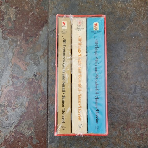 James Herriot All Three Lovable Bestseller Paperback Books Box Set Sealed - Foto 4 di 8