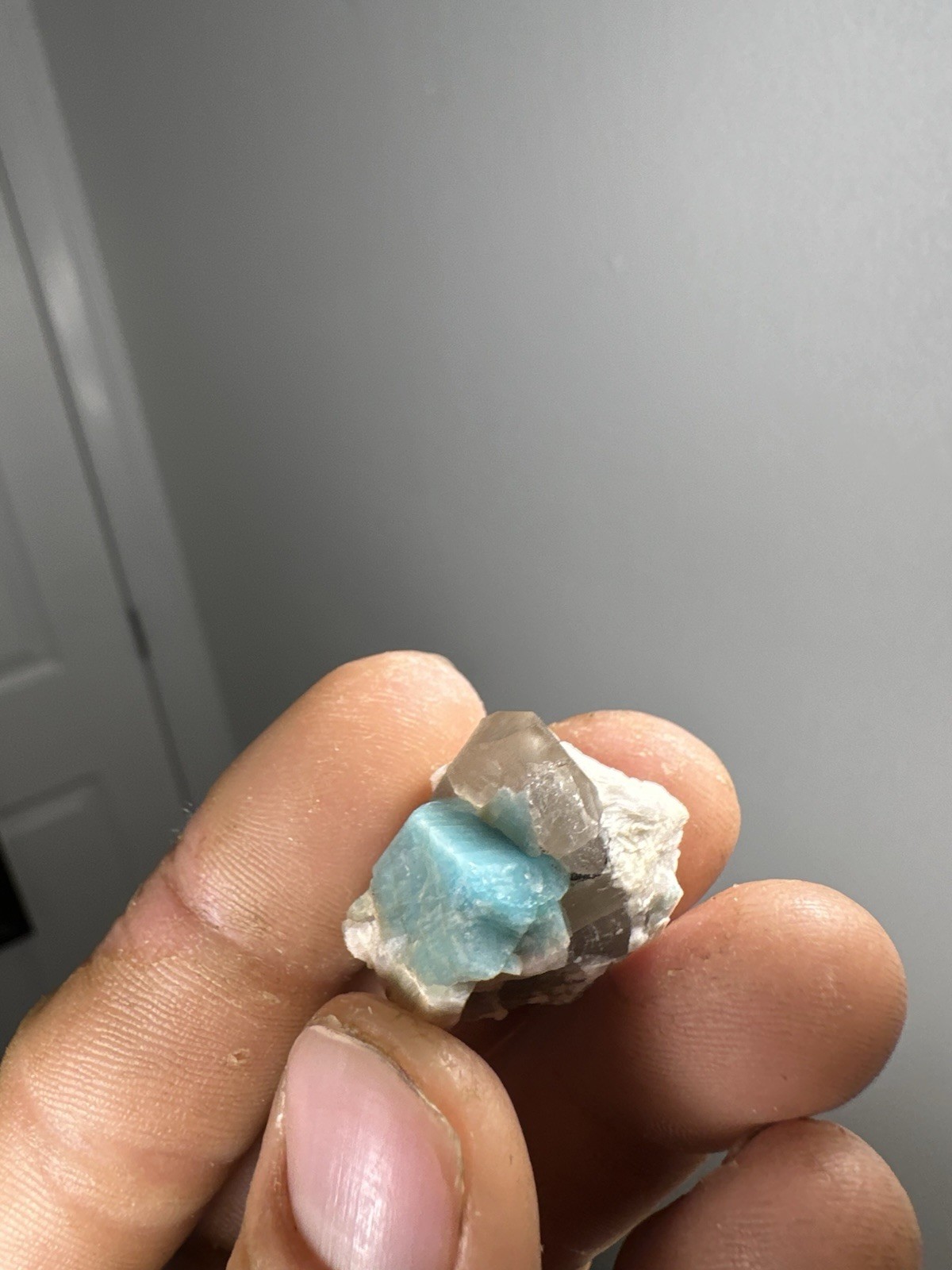 Mini grappolo di amazzonite con quarti fumè del Colorado!