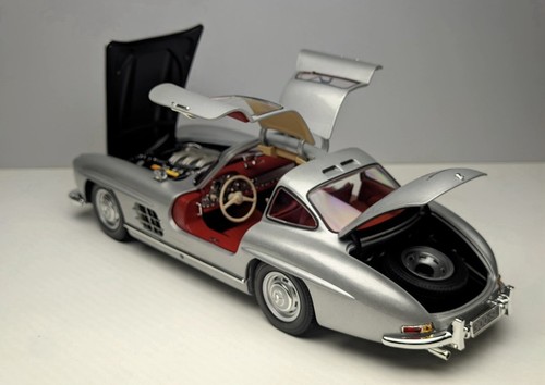 Mercedes-Benz 300SL 1954 Silver On Red 1:18 Minichamps - Picture 10 of 11