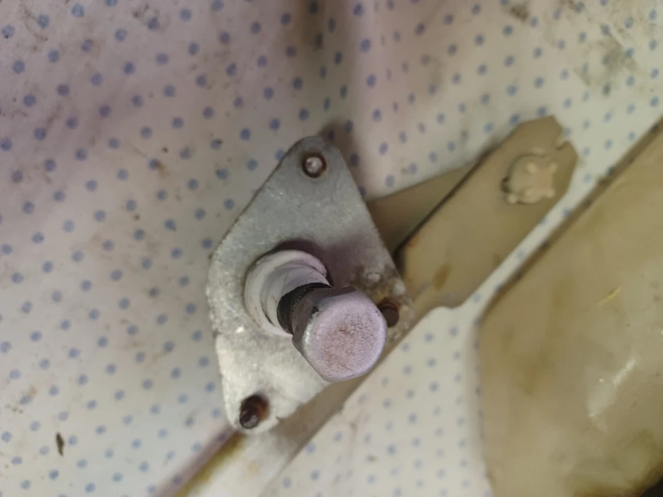 1978 Datsun Nissan 620 Windshield Wiper Motor with Wiper Arms Complete Assmebly - Image 4 of 4