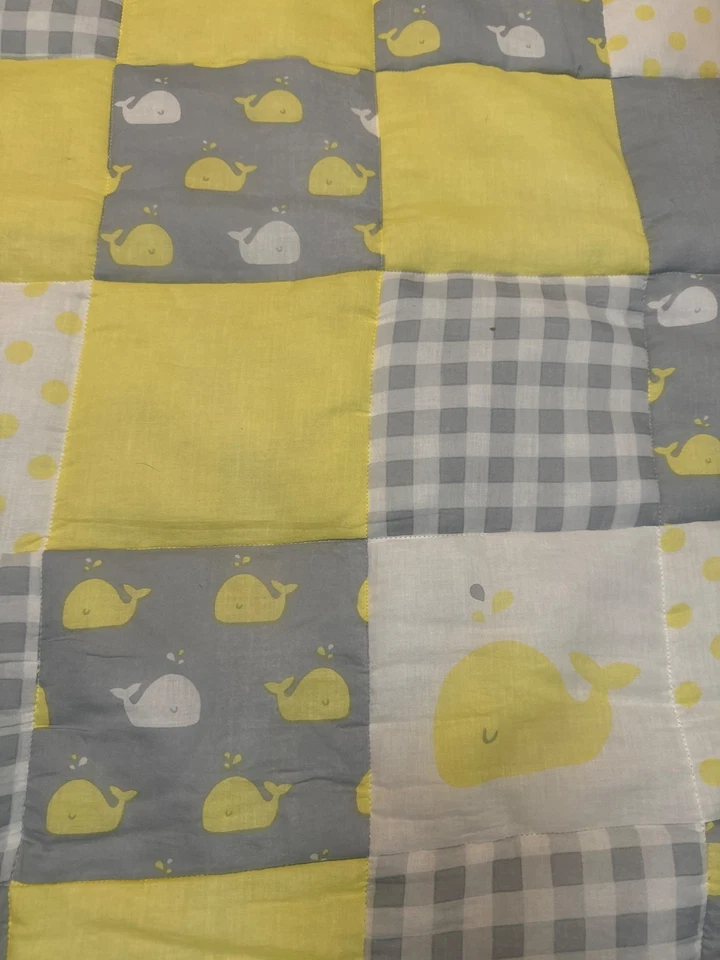 Edredón para bebé/niño pequeño Rajrang con patrón de bloques de ballenas en amarillo pálido y gris Chev Foto 2 de 4