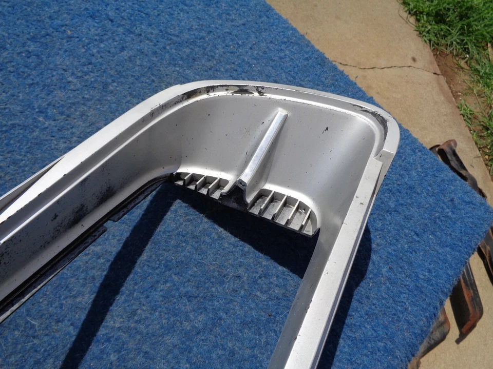 1967 Pontiac Grand Prix RGHT GRILL NICE USED ORIGINAL - Imagem 4 de 4