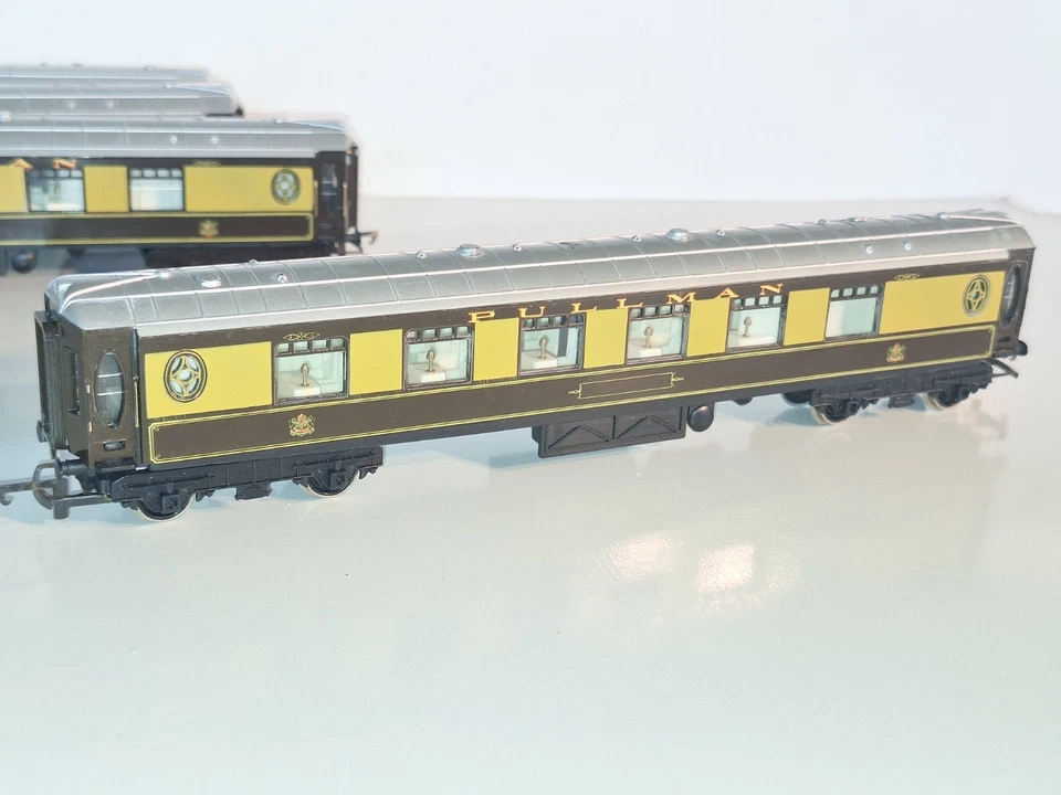 Hornby Pullman coaches x 4. Good Overall cond. Metal wheels. OO Scale. No Boxes - Image 2 of 4