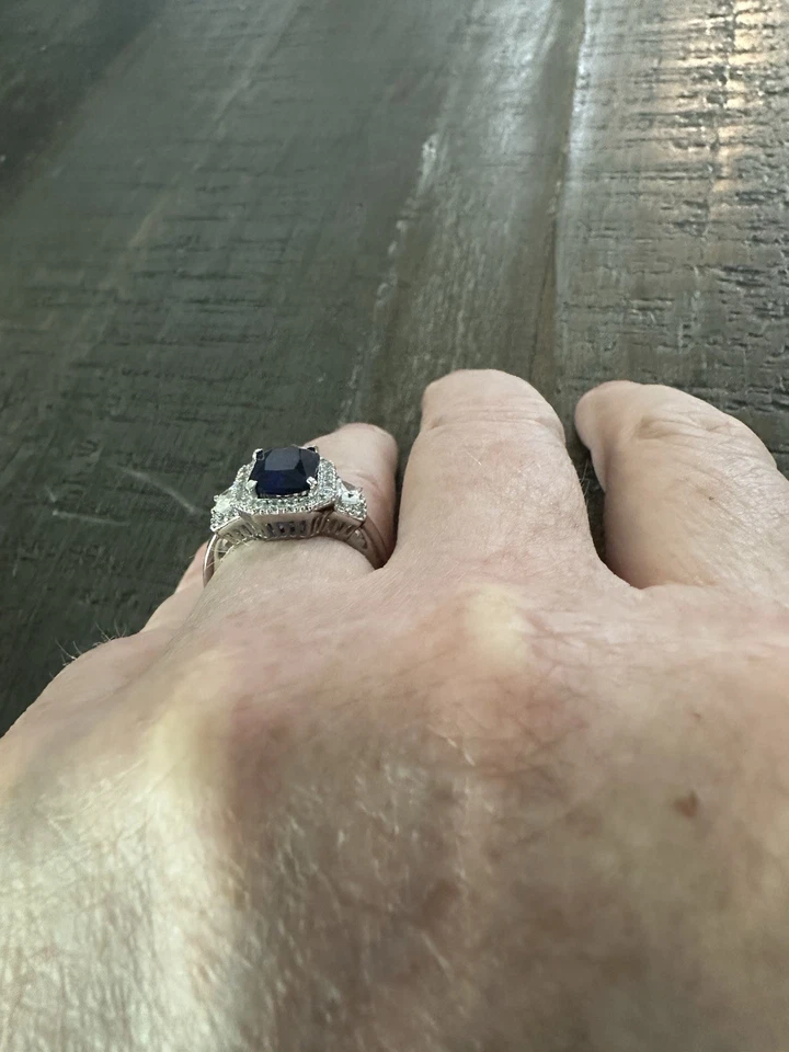 Anillo de zafiro simulado de corte esmeralda con halo piedras laterales de diamantes simulados Foto 2 de 4