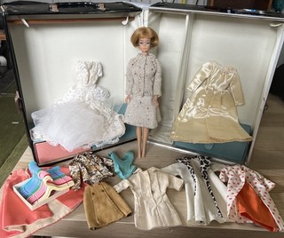 MUÑECA BARBIE CHICA AMERICANA RUBIA CANELA de colección con estuche ropa y perchas.